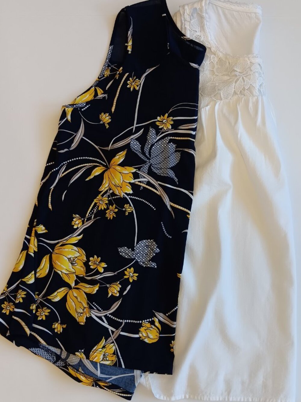 Lot of 2 SJS & Knox Rose Women's Sleeveless Tops Blue Floral And White Size L